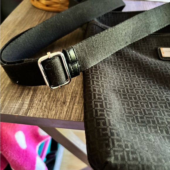 Tommy Hilfiger Women's Chic. Zip closure.
Adjustable cross strap. - Picture 2 of 6